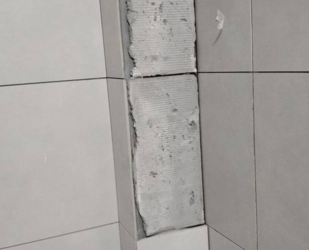 萝北瓷砖空鼓维修公司分享下瓷砖施工前基层浇水润湿程度不足，可能导致以下问题