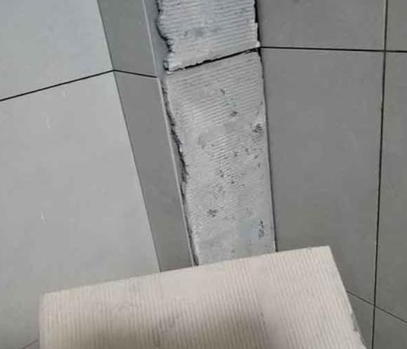 萝北瓷砖空鼓维修公司分享下厨房瓷砖脱落的补救措施。